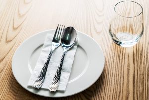 餐具和餐具:差異和Similarities