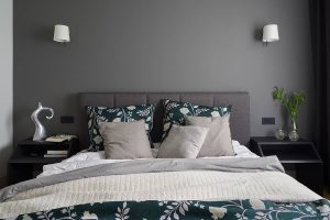 灰色床頭板配什麼顏色的床品?