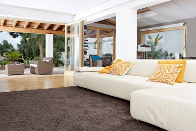 什麼顏色的沙發配棕色地毯?