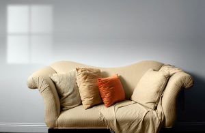 米色沙發配靠墊和枕頭