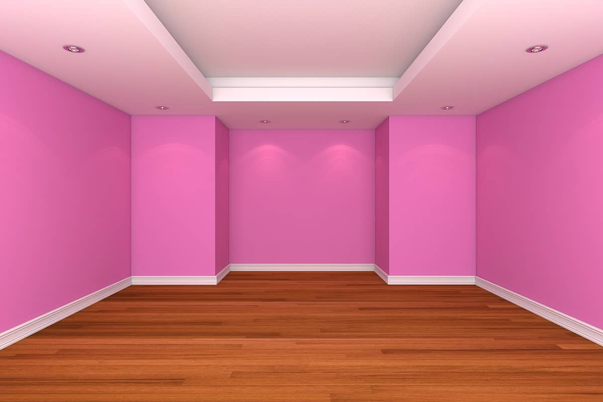 灰白色天花板，粉色牆壁