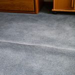 如何去除地毯上的褶皺和折痕