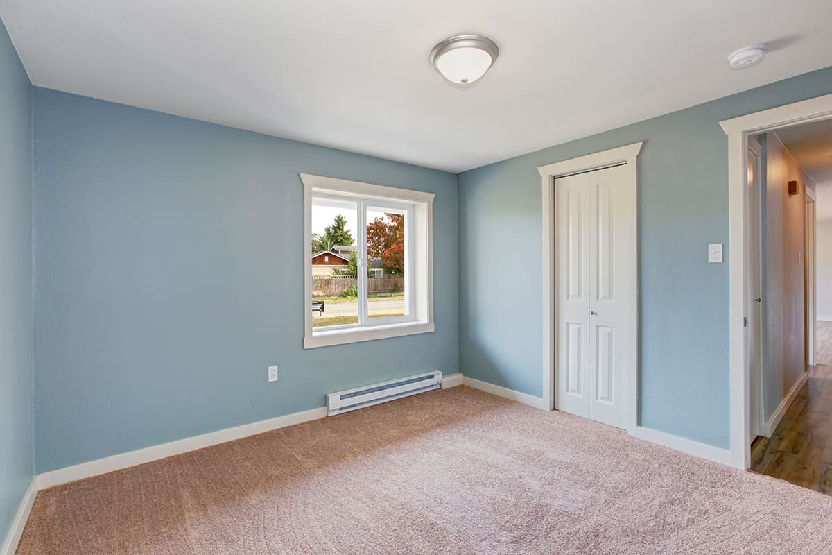 藍色牆漆，可以和棕色地毯搭配