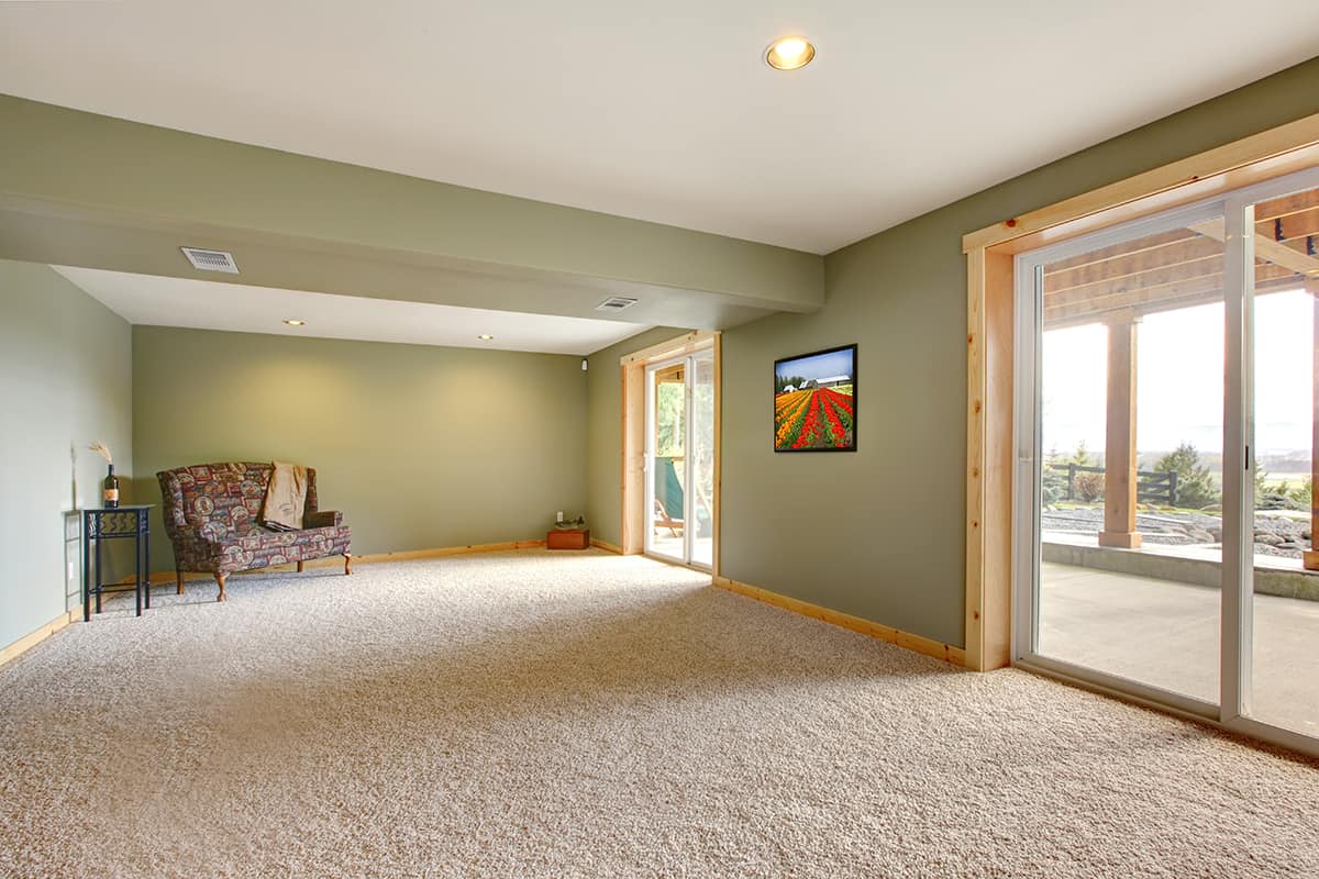 綠色牆漆，可以和棕色地毯搭配