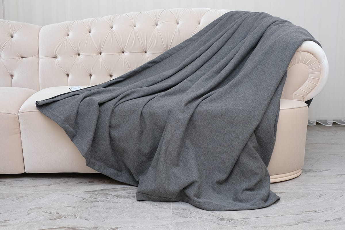 黑色毛毯配灰色沙發
