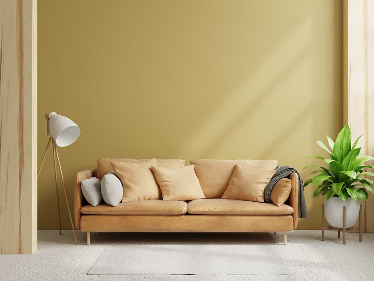 米色沙發配黃色牆壁