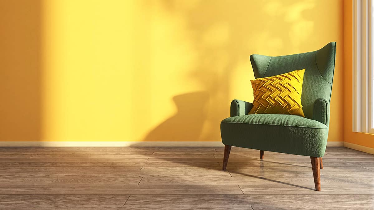 墨綠色沙發配黃色牆壁