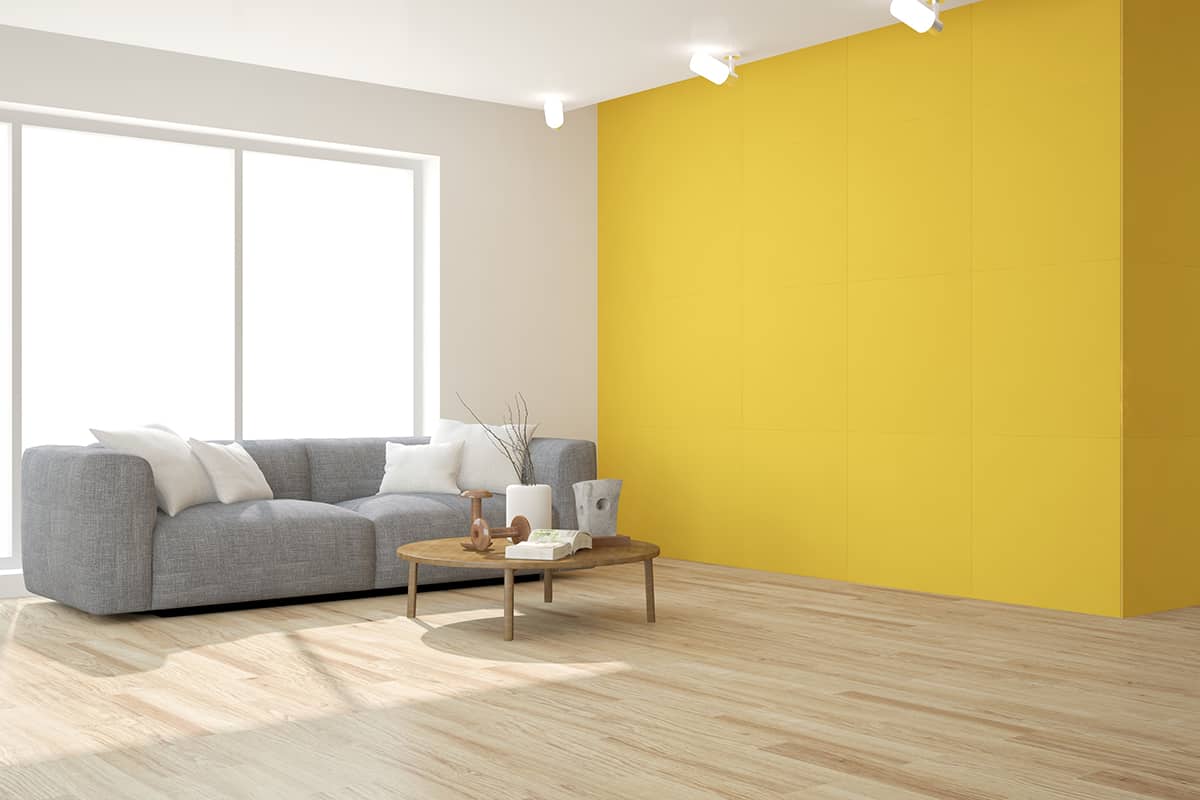 灰色沙發配黃色牆壁
