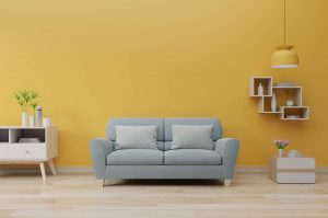 現代沙發的顏色為黃色的牆壁