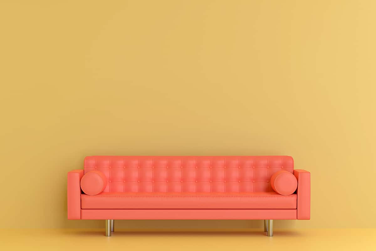 橙色沙發配黃色牆壁