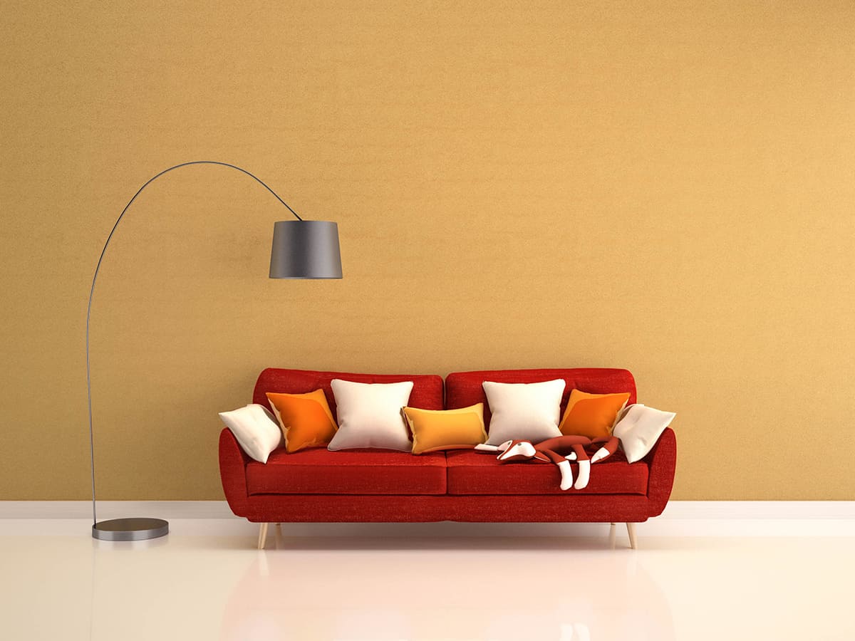 紅沙發配黃牆