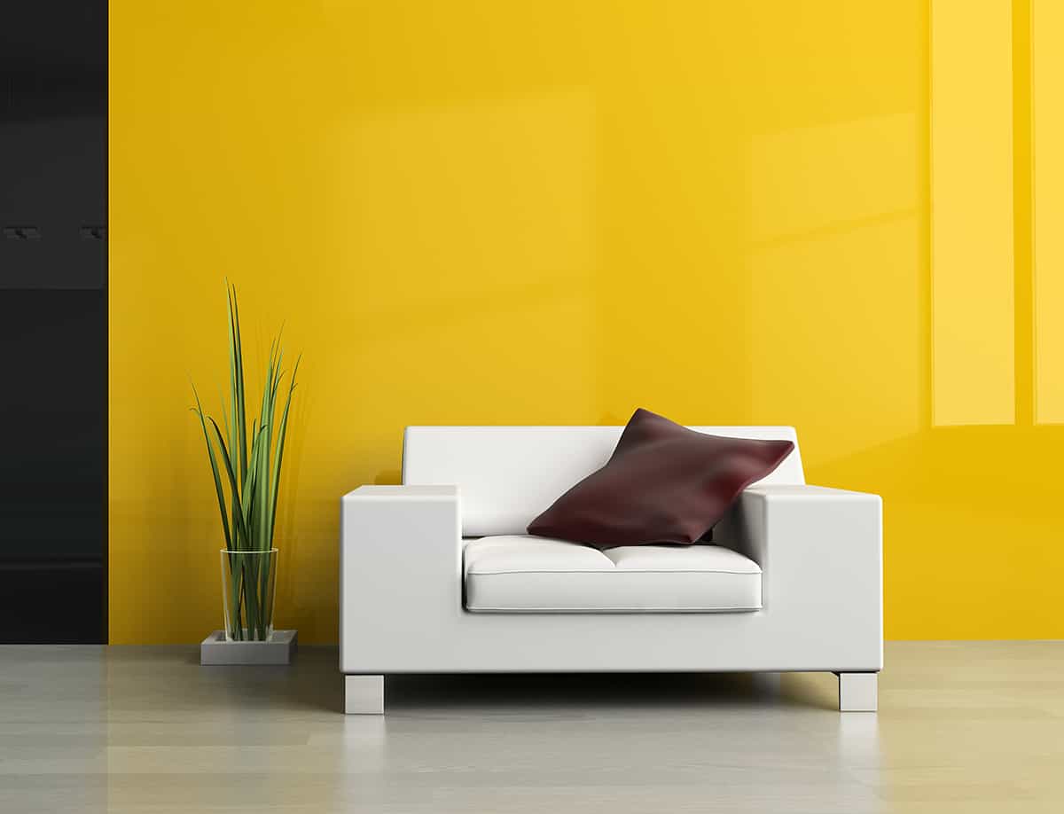 白沙發配黃牆