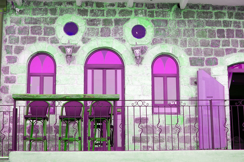 拱形紫色玻璃窗和門