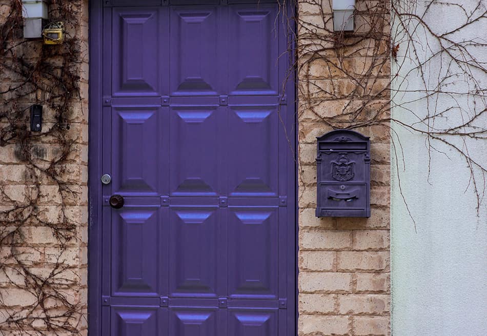 金屬紫色門與匹配的郵箱