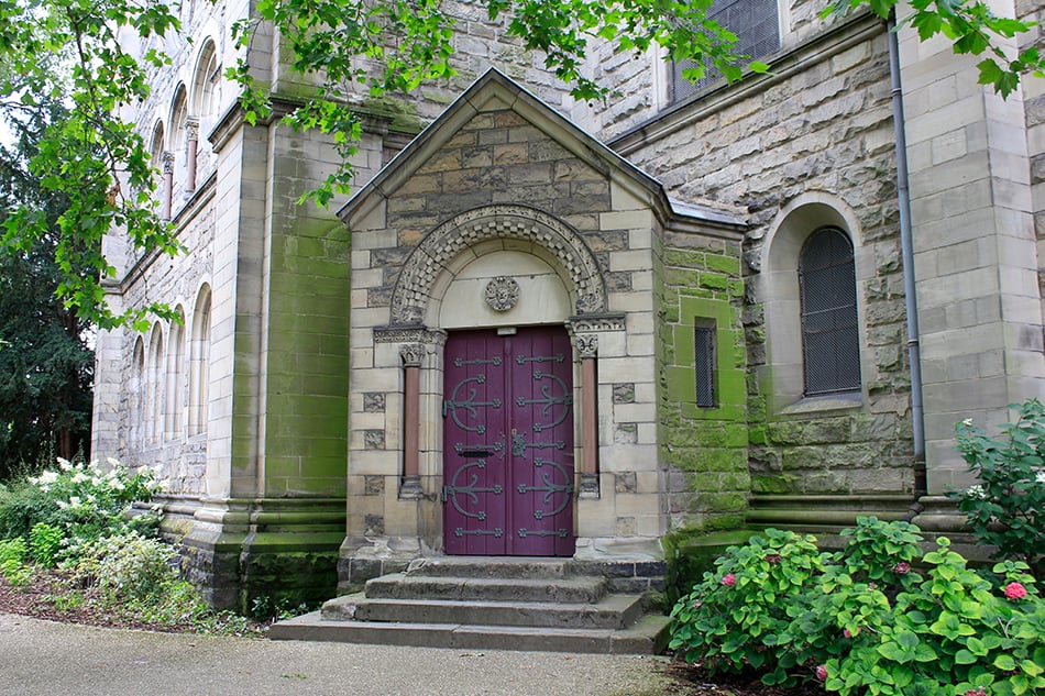 石頭外部的紫色門才能完成建築外觀