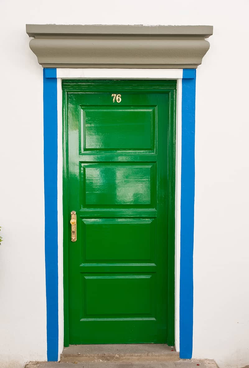 與藍色和灰色壁板的綠色門