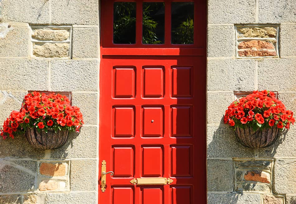 一個多麵板的紅色門，一個聰明的外觀