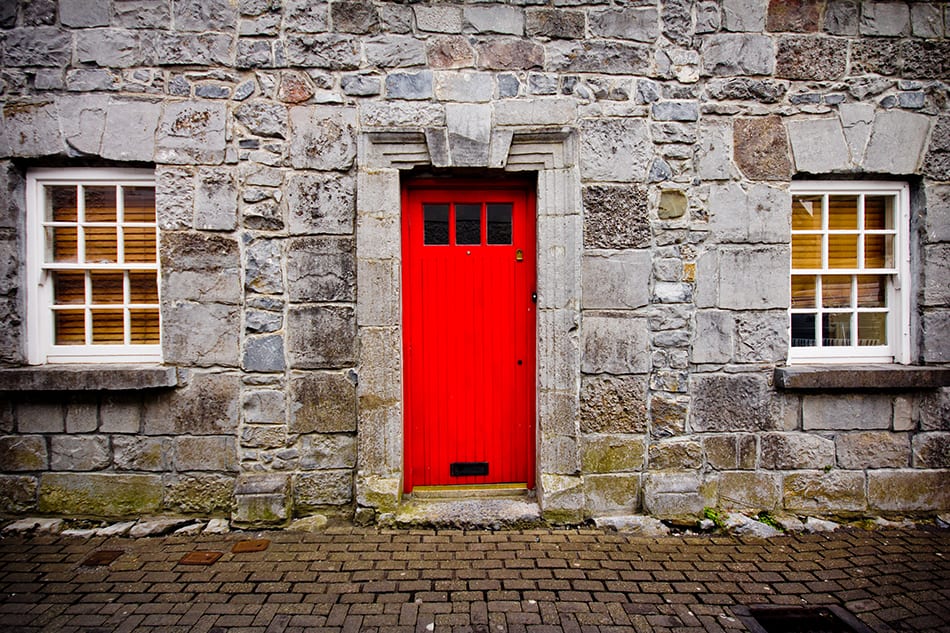 石頭外牆的紅門