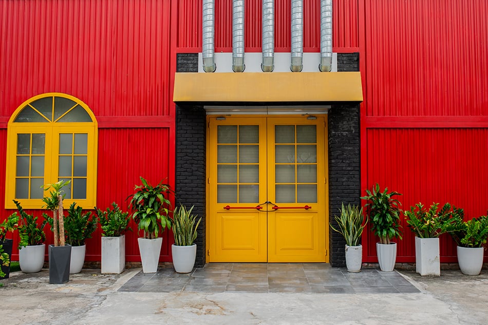 黃色雙門，帶有鮮紅色的壁板