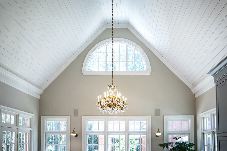 明亮通風的客廳的拱形天花板