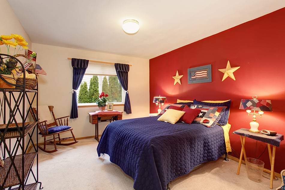 藍色，紅色和黃色的臥室
