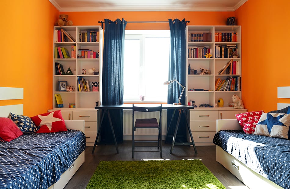 藍色和橙色的臥室