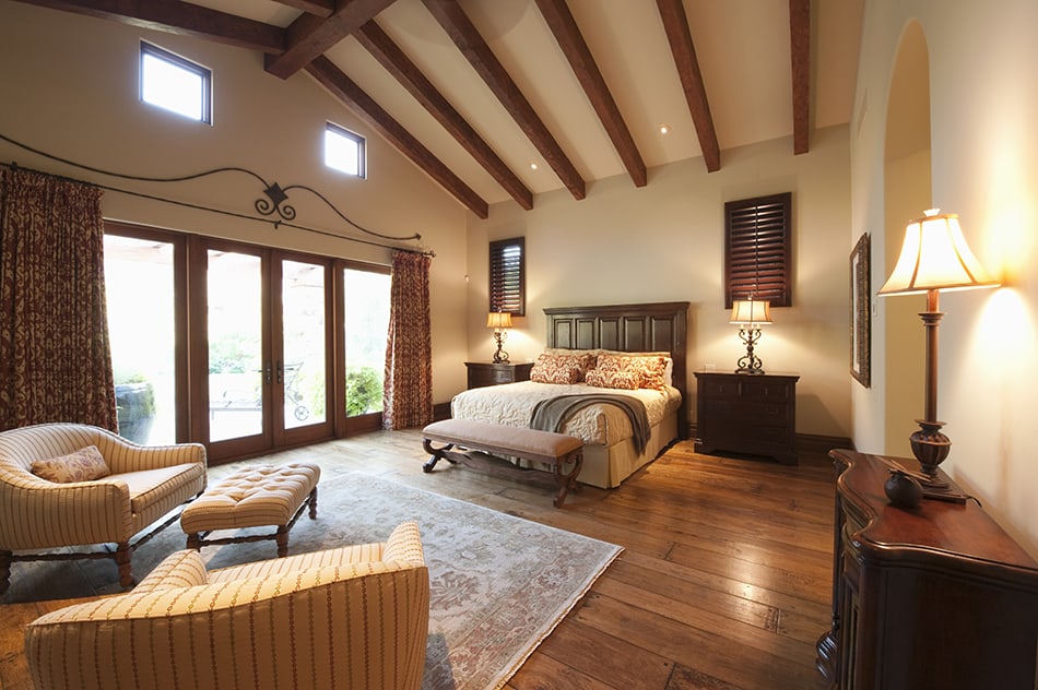 棕色和白色的臥室，浪漫的氣氛