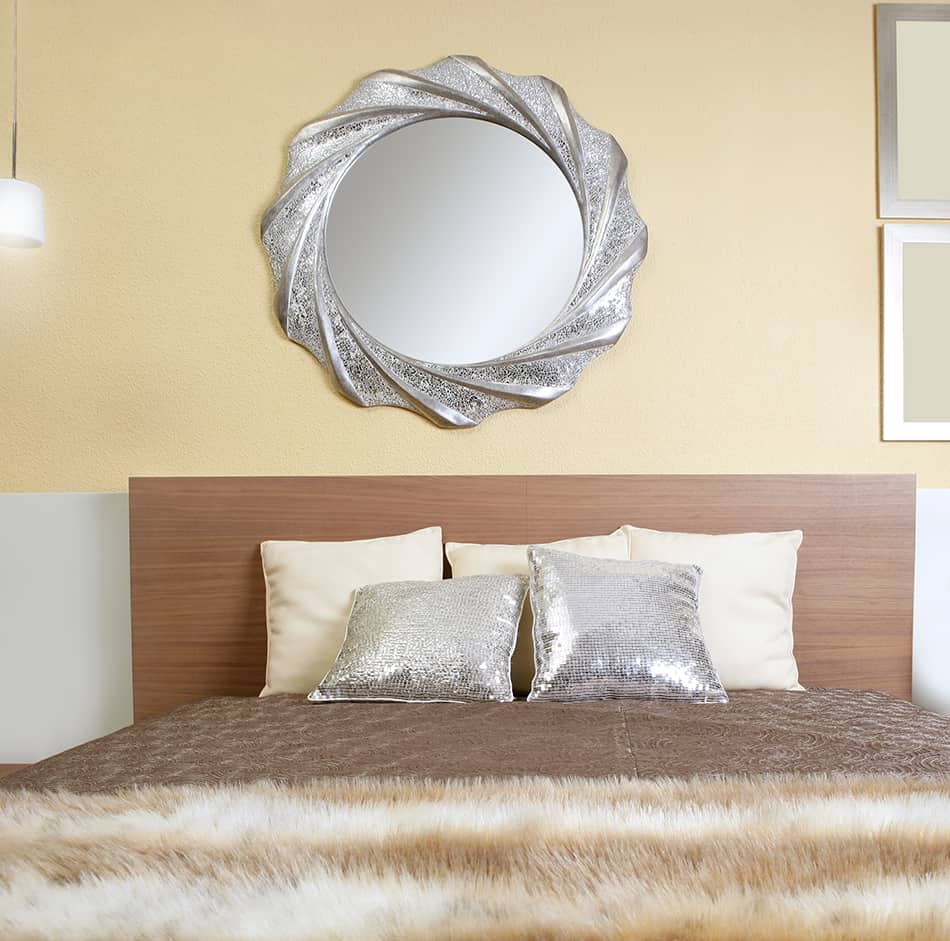 在床上方掛一麵時髦的鏡子