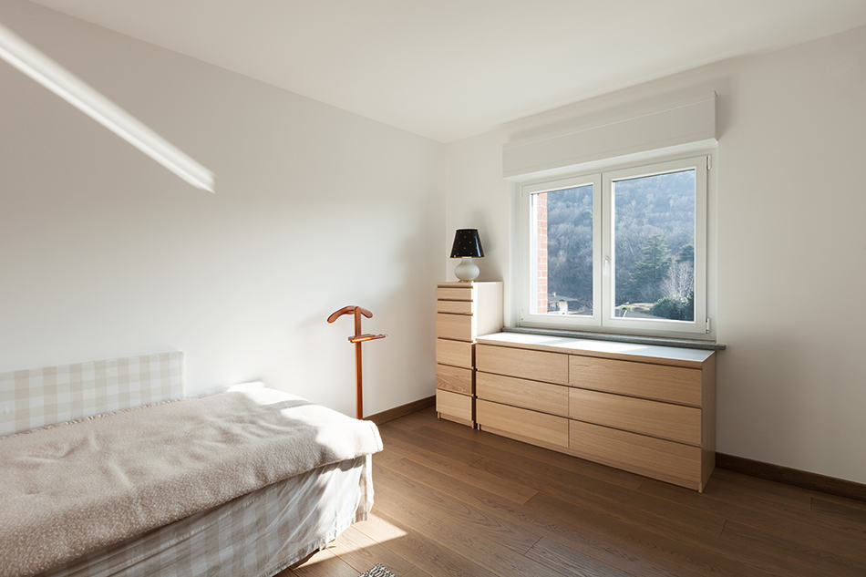 麵朝窗戶、陽光直射的床:不利於睡眠
