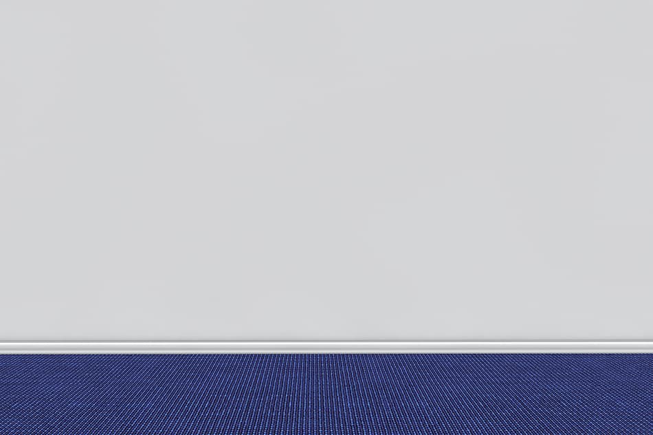 淺灰色牆壁配藍色地毯