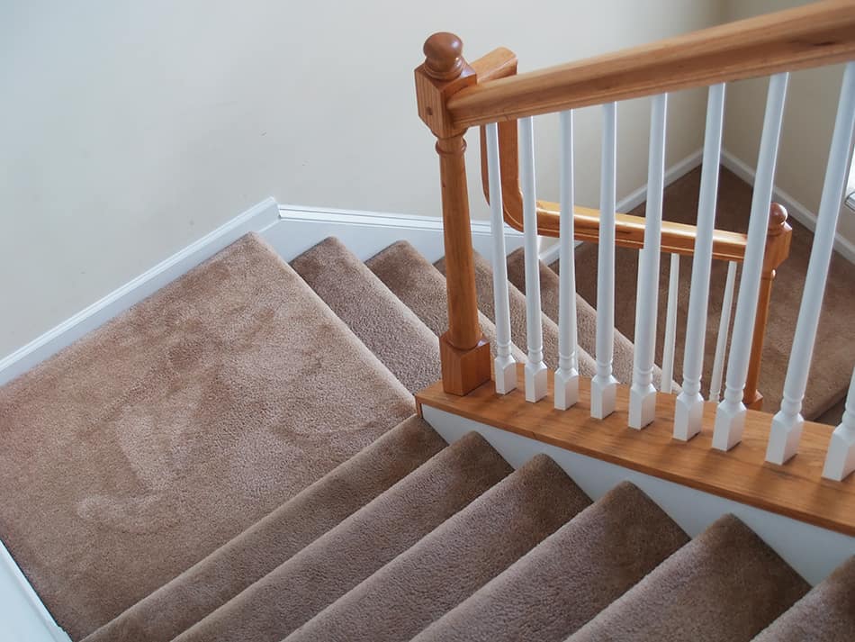 如何不用吸塵器清潔樓梯地毯