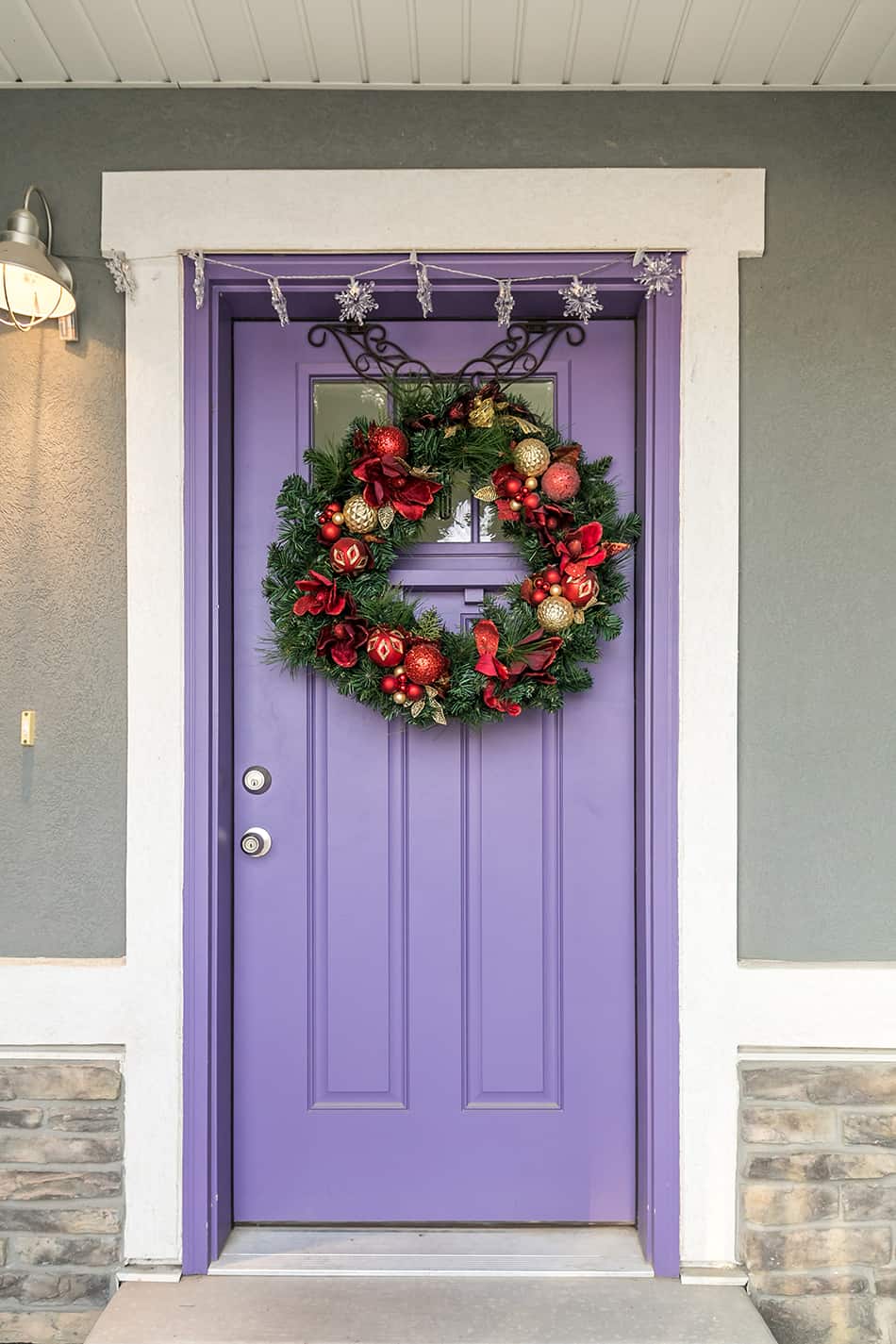 夢幻般的紫色前門和灰色房子
