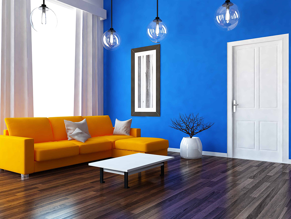 橙色的家具配藍色的牆