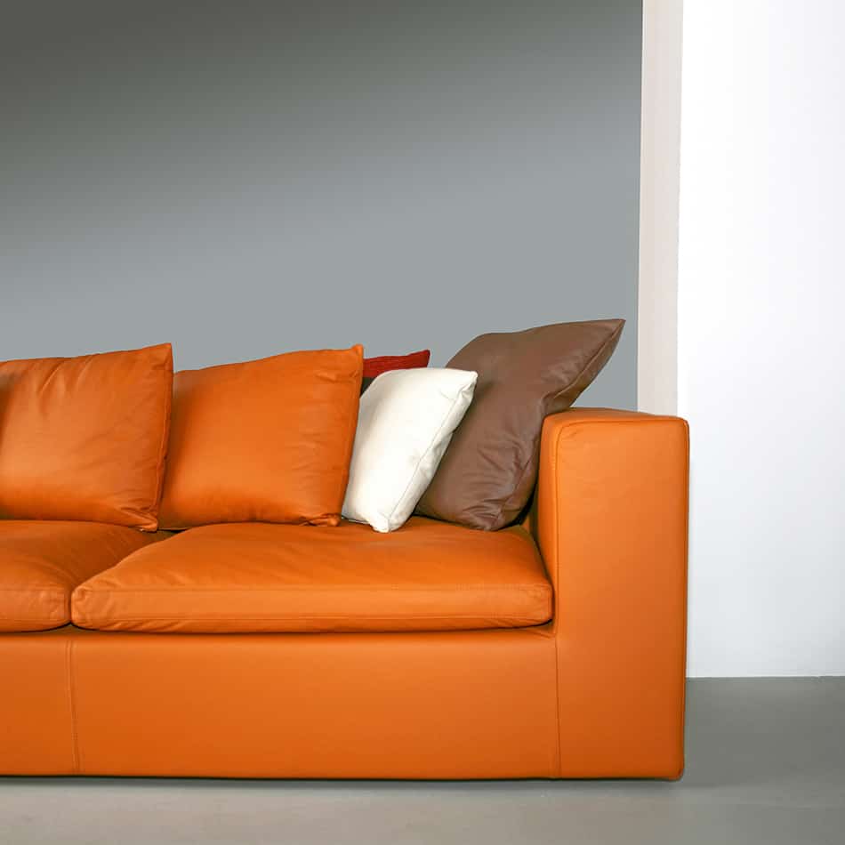 橙色皮革沙發作為棕色的替代品