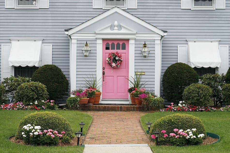 漂亮的粉紅前門和灰色房子