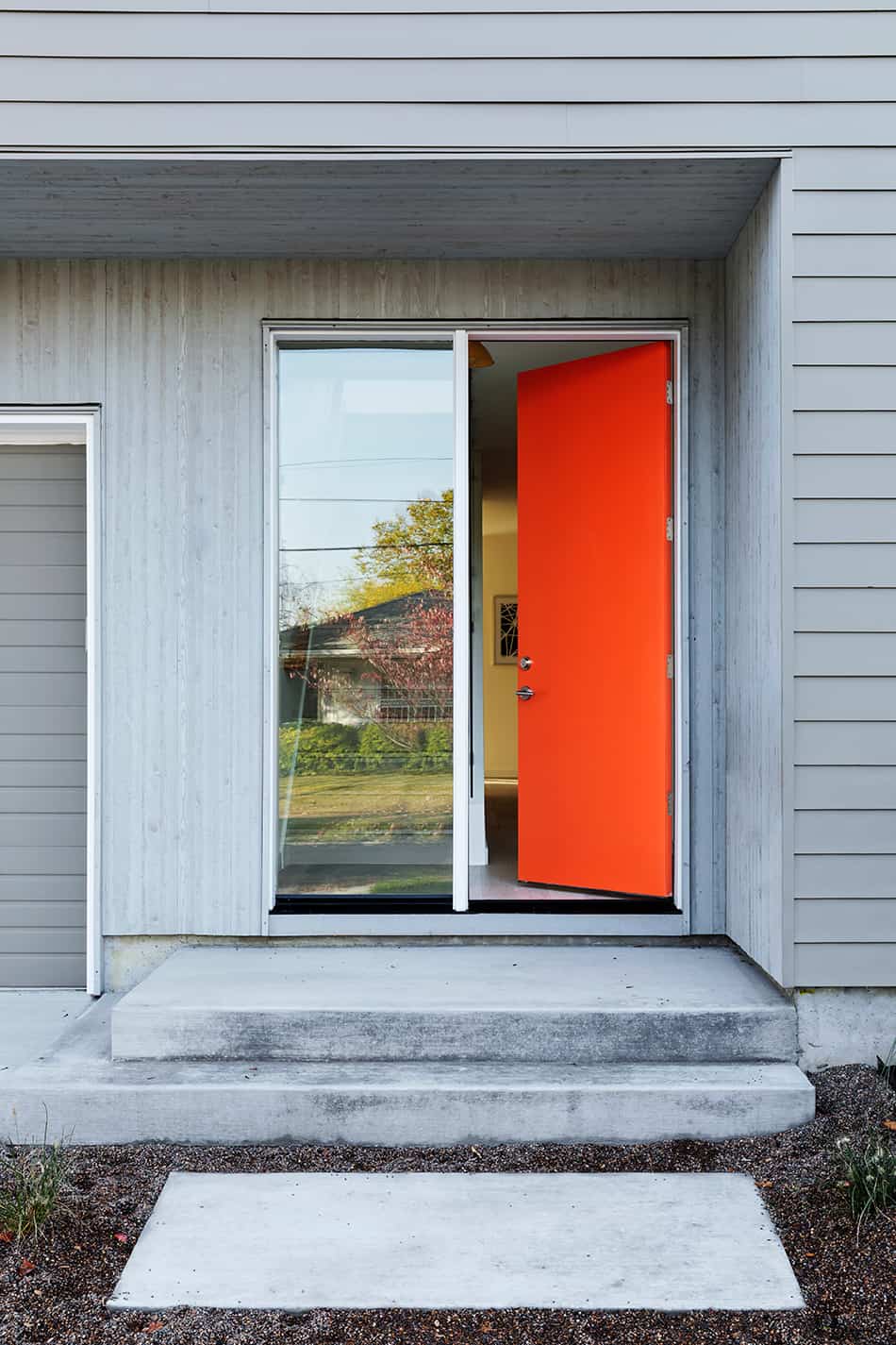 南瓜橙色的前門和灰色的房子