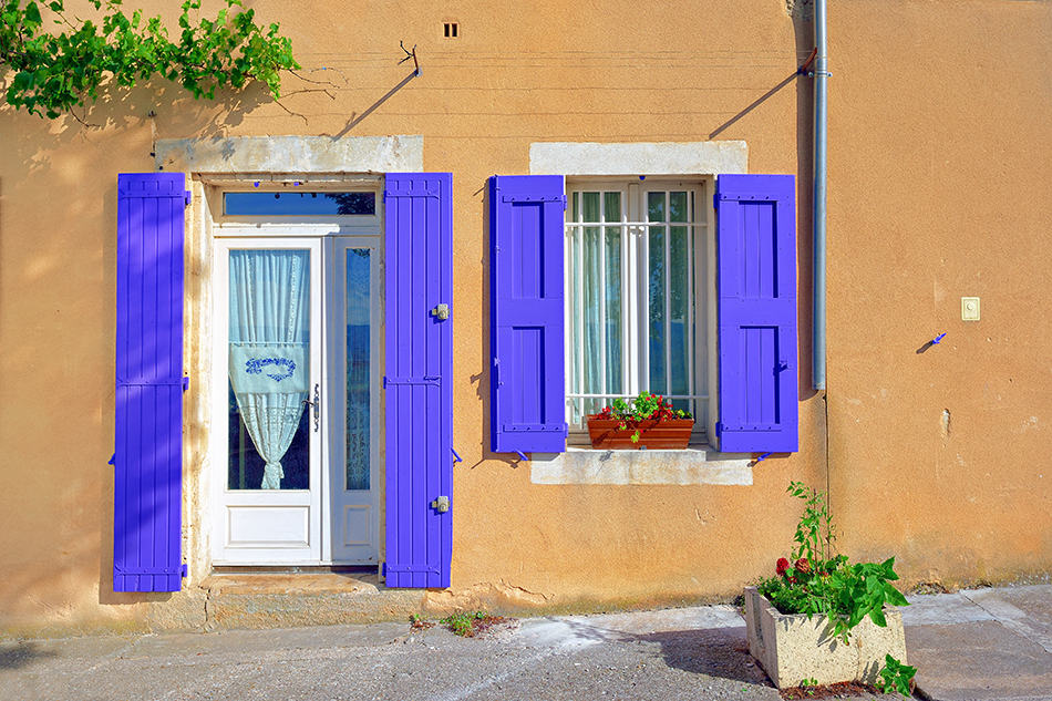 白色的門配紫色的百葉窗