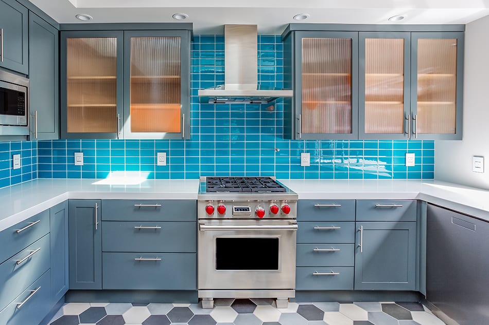 柔軟的蛋藍色木製廚房櫥櫃