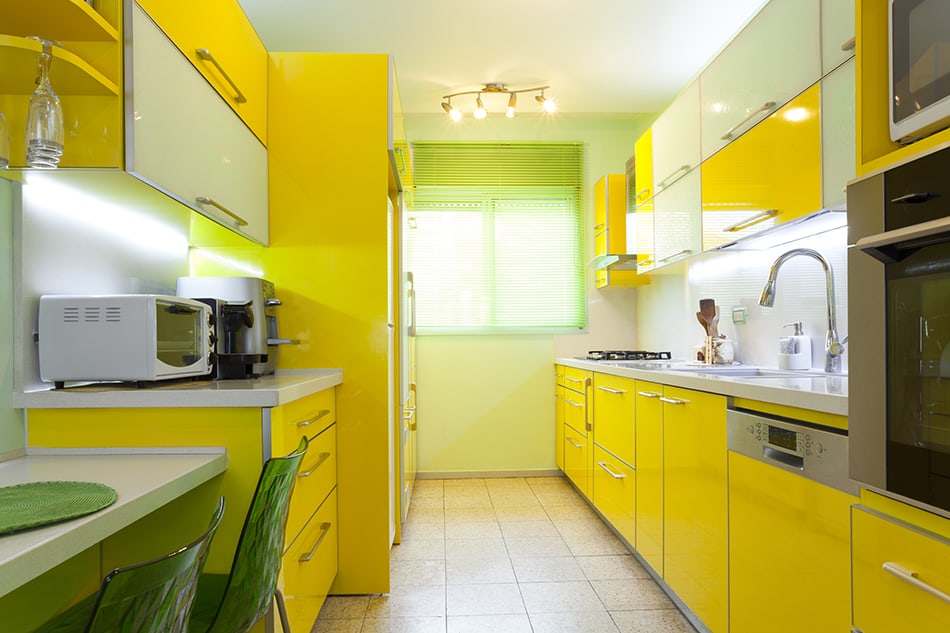 醒目的淡黃色廚房櫥櫃