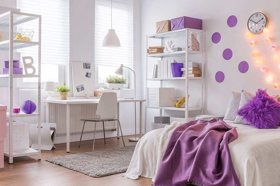 白色臥室的紫色配飾