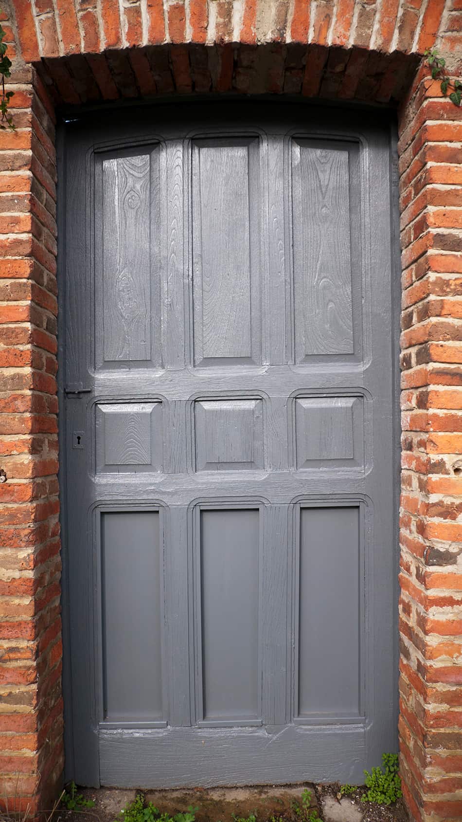 藍色的灰色門棕色磚外牆