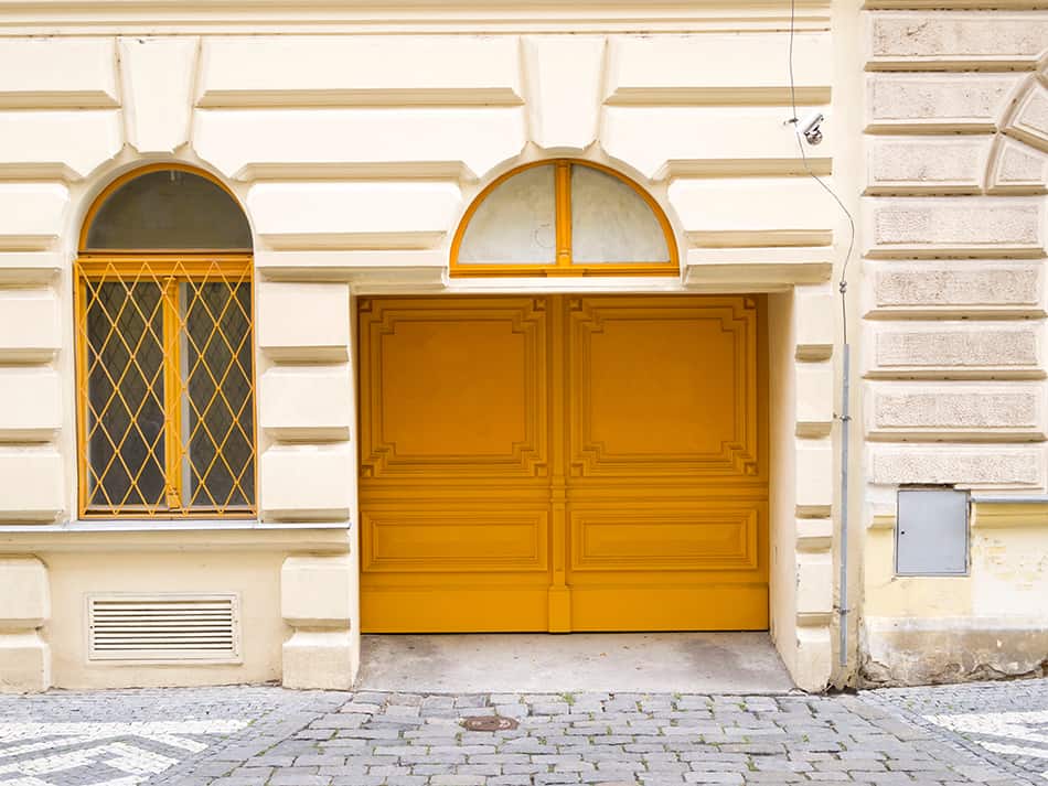 暖黃色的前門和棕色的房子