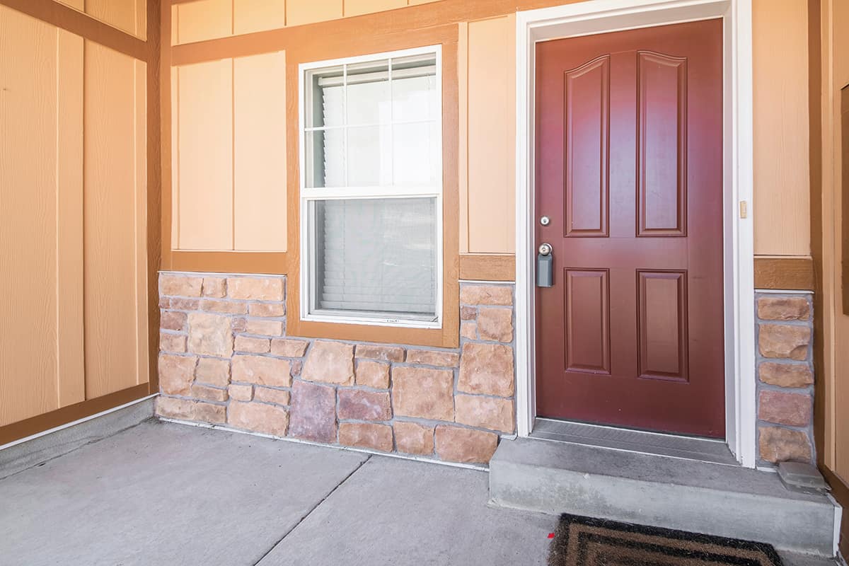 酒紅色的前門和淺褐色的房子