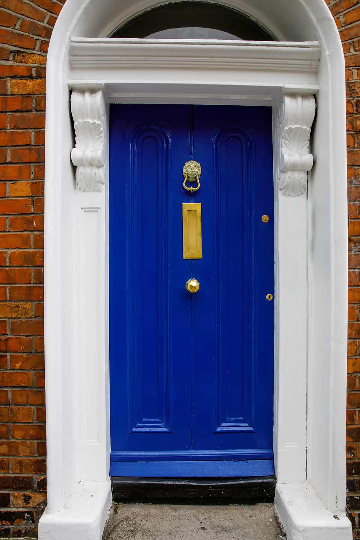 鈷藍色的前門和紅磚房子