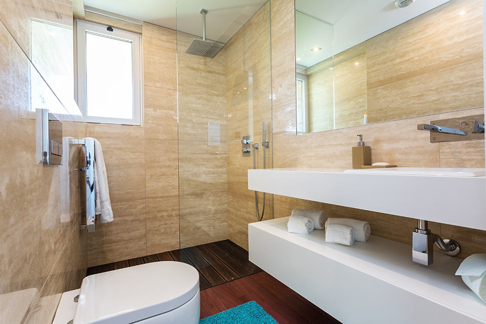 豪華寬敞的浴室，地板到天花板瓷磚