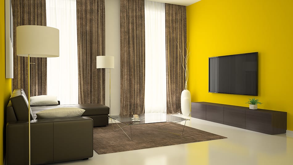 經典的深棕色窗簾與亮黃色牆壁