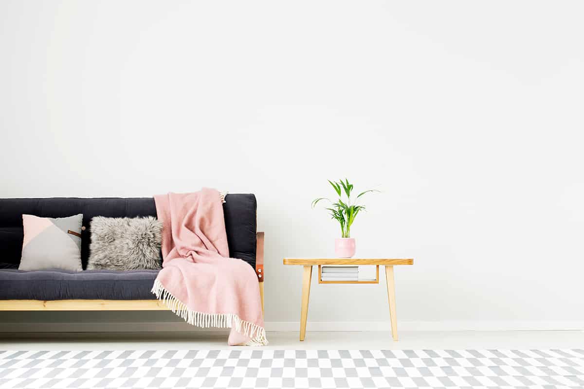 用柔和的粉色來點綴你的炭灰色沙發