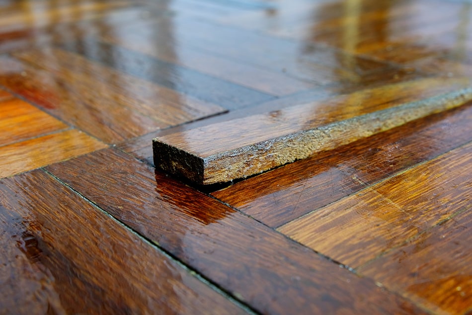 如何修複硬木地板的縫隙