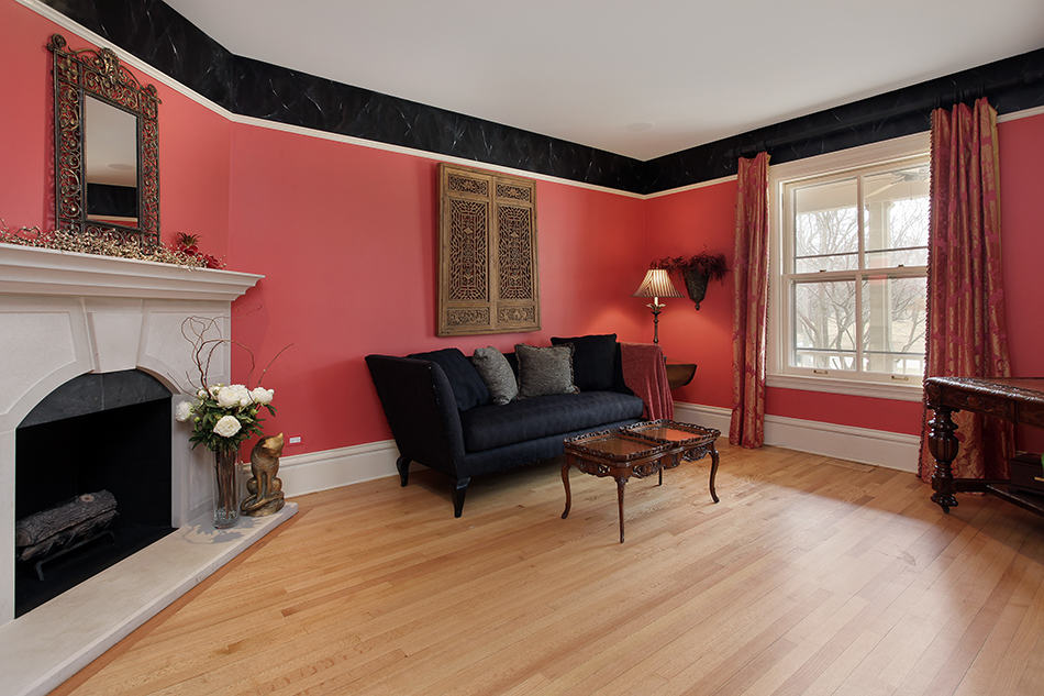黑色家具和淺紅牆與淺硬木形成對比
