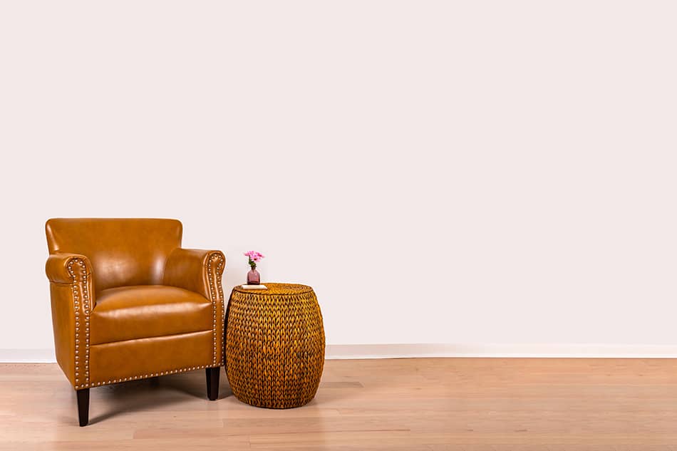 中性風格，棕色扶手椅咖啡桌和淺色硬木地板